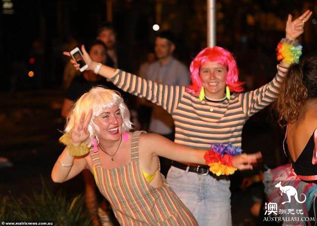 Sydney homosexual love Carnival has a wild night, when the sun comes out, the scene is full of wolves