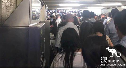 The train line of Melbourne Monash University is broken, and tens of thousands of people have been stuck all night.