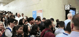 The train line of Melbourne Monash University is broken, and tens of thousands of people have been stuck all night.
