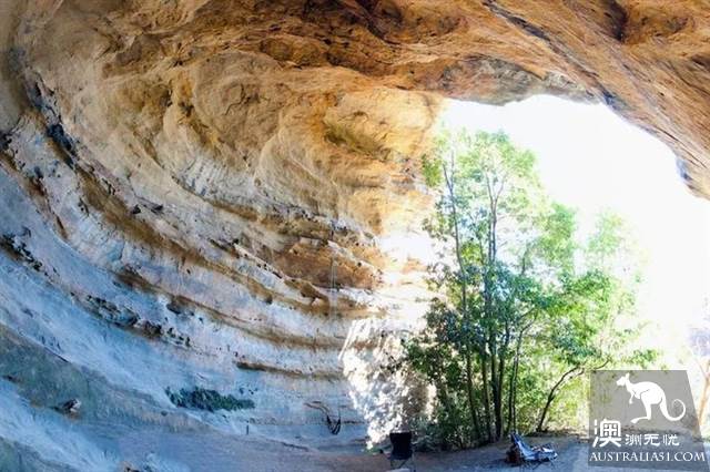 There is a cave shelter in Sydney, Australia, which is full of 10 months a yea