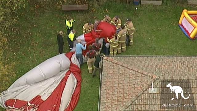 Melbourne hot air balloon forced to land in the backyard of the house, calm pilot was praised