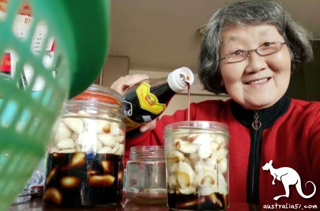 Chinese-American women have to rely on social app for information on epidemic prevention