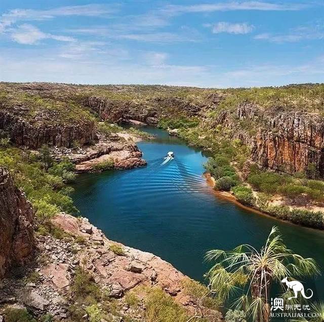 Australia's 6 most beautiful 'road travel' routes, let you play as you walk