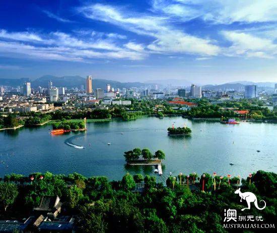 Chinese parents send their daughters to Australia to study and sell luxury homes at a low price in seven hundred thousand! Now, graduate home monthly salary 1300, but the house is sky-high.