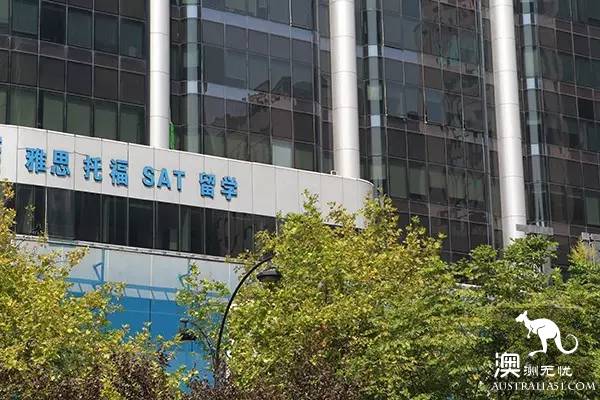 Chinese parents send their daughters to Australia to study and sell luxury homes at a low price in seven hundred thousand! Now, graduate home monthly salary 1300, but the house is sky-high.