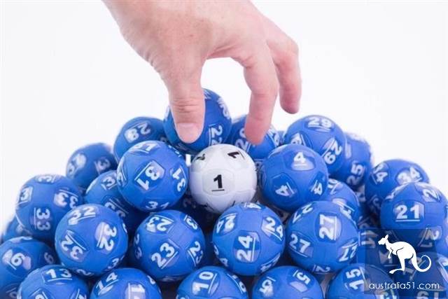 The largest lottery ticket in history is opened tonight. Take the secret book of winning the prize in this powerful ball and see who is the lucky one tonight.