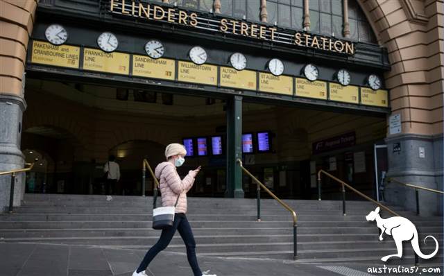 墨尔本市区的弗林德斯(Flinders Street)街城铁站附近,路人戴上口罩。(《悉尼先驱晨报》图片)