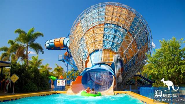 The golden coast, which is suitable for both old and young, so that it will be fun to play.