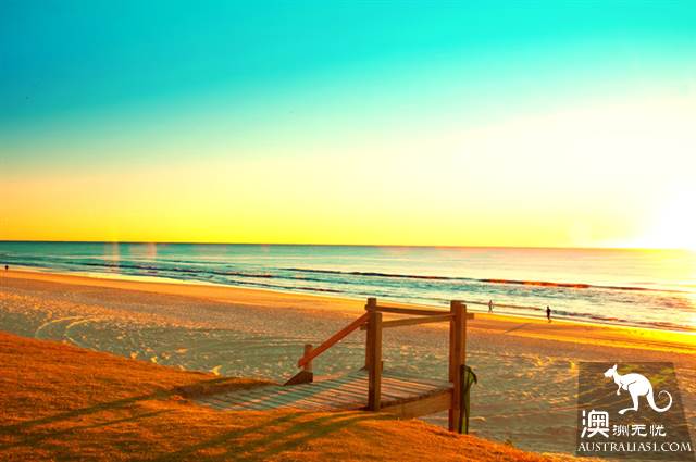 The golden coast, which is suitable for both old and young, so that it will be fun to play.
