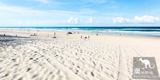 The golden coast, which is suitable for both old and young, so that it will be fun to play.