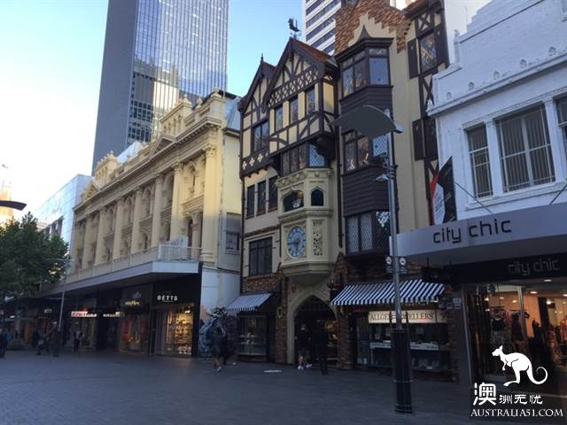 Take the free Perth bus, play around Perth downtown and surrounding