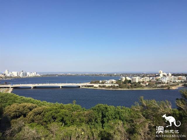 Take the free Perth bus, play around Perth downtown and surrounding