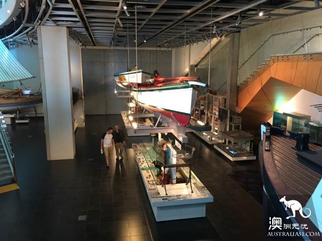 Take the free Perth bus, play around Perth downtown and surrounding
