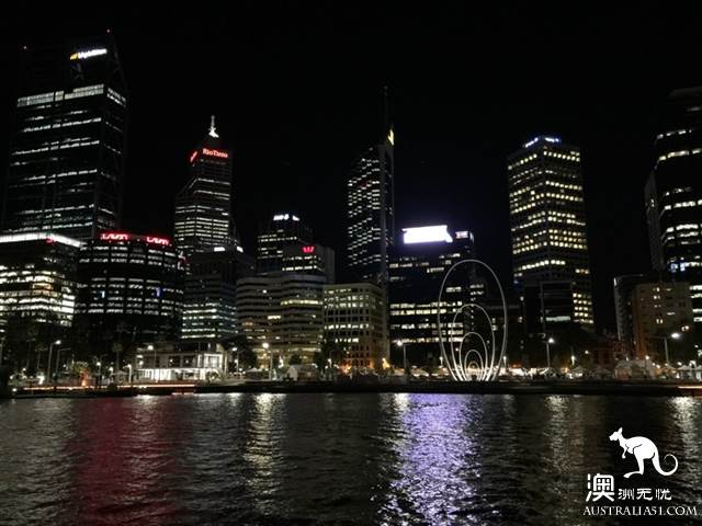Take the free Perth bus, play around Perth downtown and surrounding