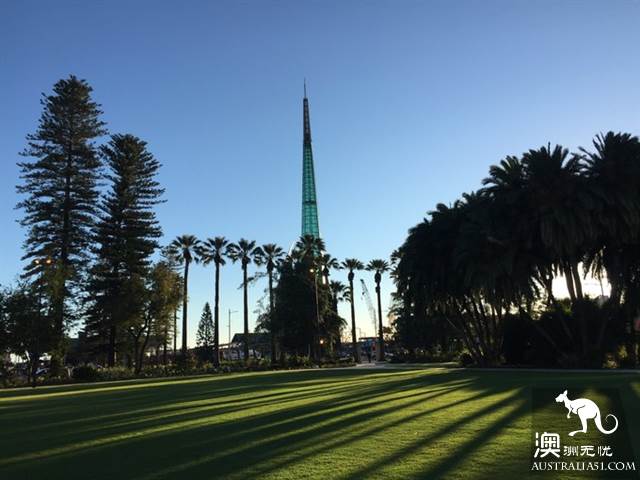 Take the free Perth bus, play around Perth downtown and surrounding