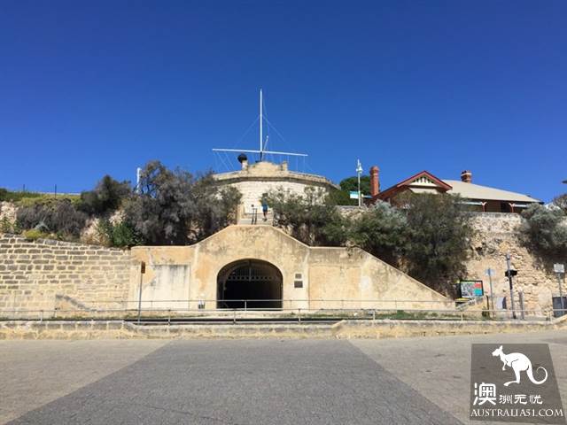 Take the free Perth bus, play around Perth downtown and surrounding