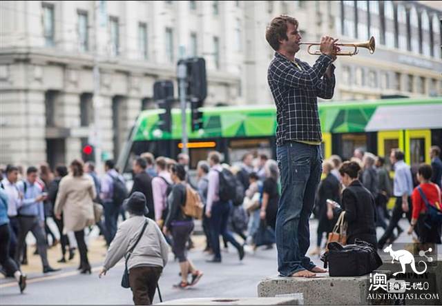 Bird of shock! This morning, the Flagstaff train station mistook the attack, it turned out that it was a musician.