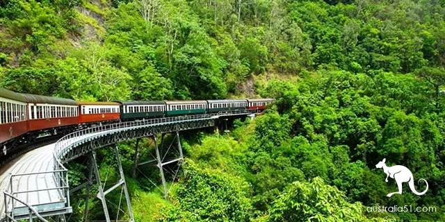 Little train, swinging melody ~ these cute tin guys, destination is rugged central Kunzhou