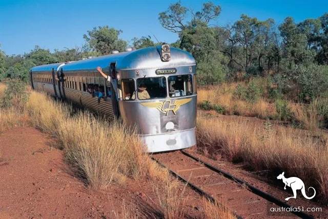 Little train, swinging melody ~ these cute tin guys, destination is rugged central Kunzhou