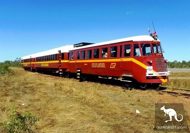 Little train, swinging melody ~ these cute tin guys, destination is rugged central Kunzhou