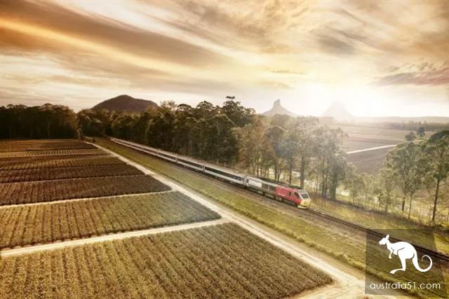 Little train, swinging melody ~ these cute tin guys, destination is rugged central Kunzhou
