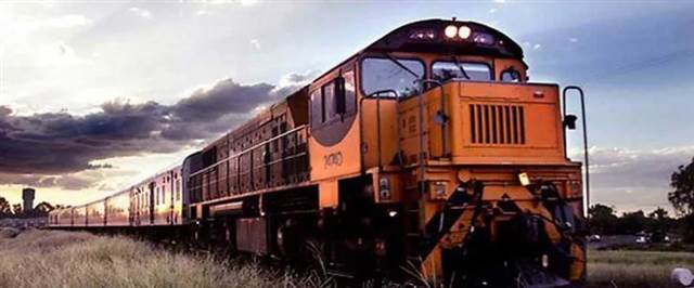 Little train, swinging melody ~ these cute tin guys, destination is rugged central Kunzhou