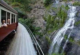 Little train, swinging melody ~ these cute tin guys, destination is rugged central Kunzhou