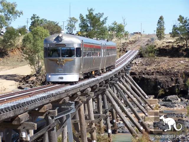 Little train, swinging melody ~ these cute tin guys, destination is rugged central Kunzhou