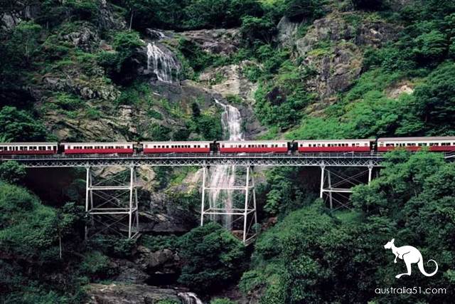 Little train, swinging melody ~ these cute tin guys, destination is rugged central Kunzhou