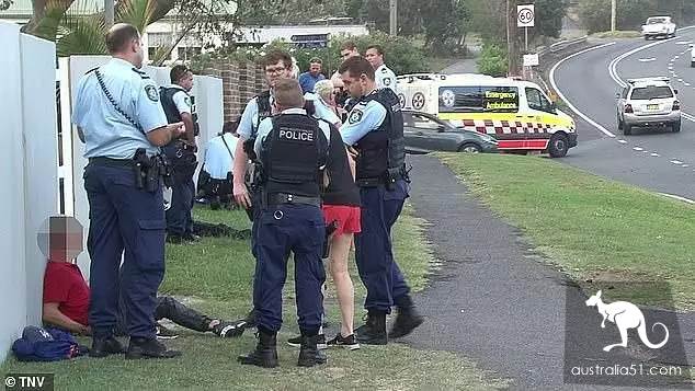 A moment of shock! On an Australian plane, a Teenager tries to hijack the plane and threatens to kill the pilot! Australian bear boy, it's almost lawless.