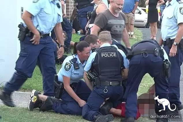 A moment of shock! On an Australian plane, a Teenager tries to hijack the plane and threatens to kill the pilot! Australian bear boy, it's almost lawless.