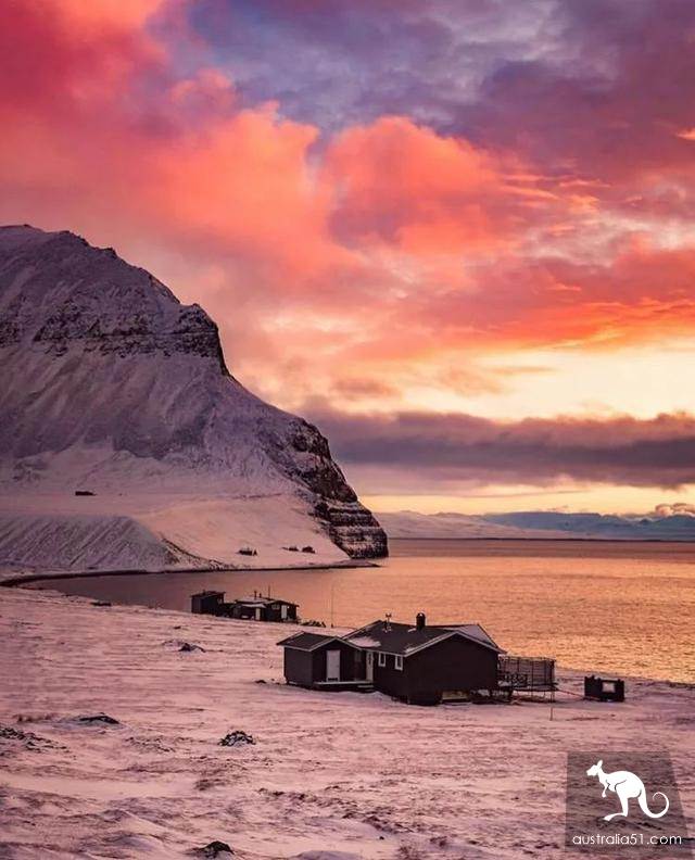 And the only city in the world that forbids death! Beautiful to suffocate, exempt from China 100 years, but few people know