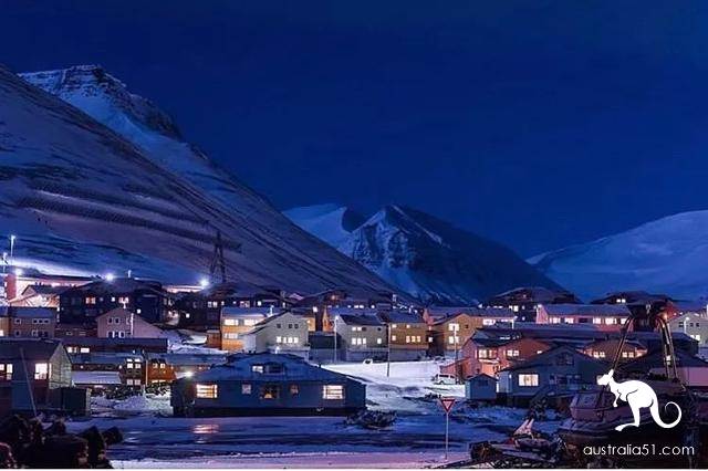And the only city in the world that forbids death! Beautiful to suffocate, exempt from China 100 years, but few people know