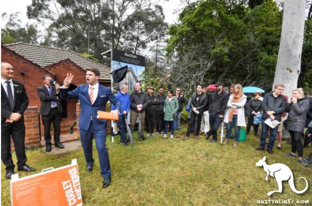 The epidemic has increased unemployment and experts are expected to drag down housing prices