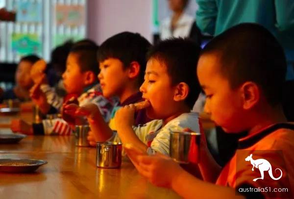 'expensive and bad food!' Chinese aunt diss Australian Kindergarten, she was all right! The 'dirty' kindergarten, so that all the children are 'wild' to fly up