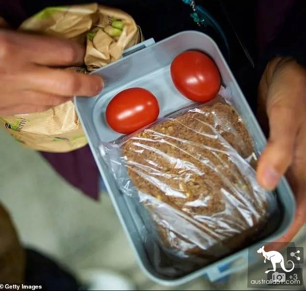 'expensive and bad food!' Chinese aunt diss Australian Kindergarten, she was all right! The 'dirty' kindergarten, so that all the children are 'wild' to fly up