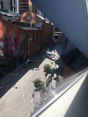 Just now, the RMIT building was blocked by a lot of police! Death, it's terrible! The surrounding roads are closed, the course is cancelled, and the students evacuate.