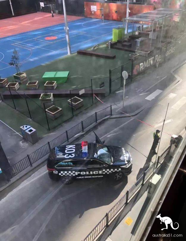 Just now, the RMIT building was blocked by a lot of police! Death, it's terrible! The surrounding roads are closed, the course is cancelled, and the students evacuate.