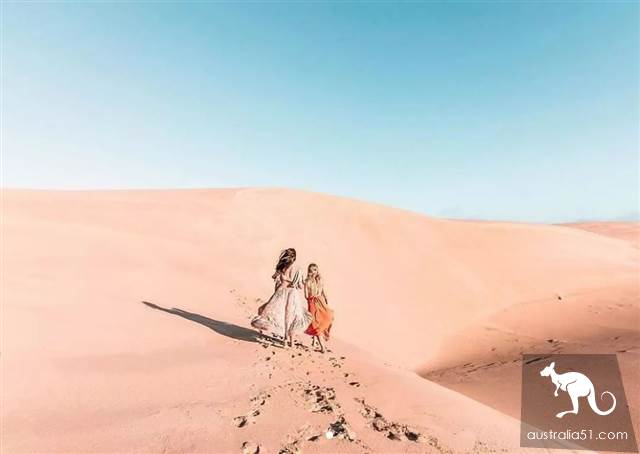 How to travel around Australia gracefully? The Greyhound bus Survival Guide you deserve.