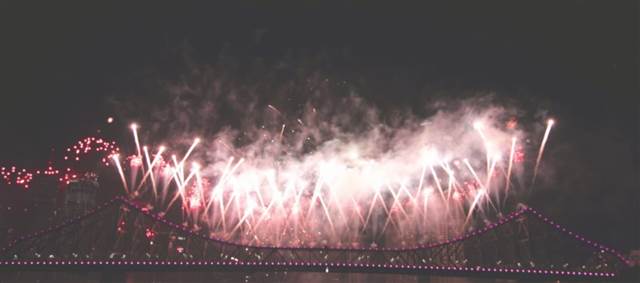 Brisbane fireworks attracted 500000 people and seized their seats at 6: 00 in the morning.