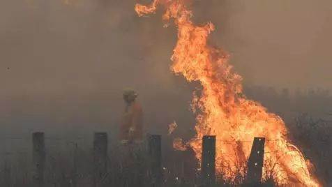 The fire in Wilsons Prom is out of control at Victoria's famous scenic spot! 3000 tourists are evacuating urgently! International Labour Day is not open during the holiday.