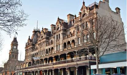You can travel without driving yourself. What's the experience of Melbourne's V/Line train trip?