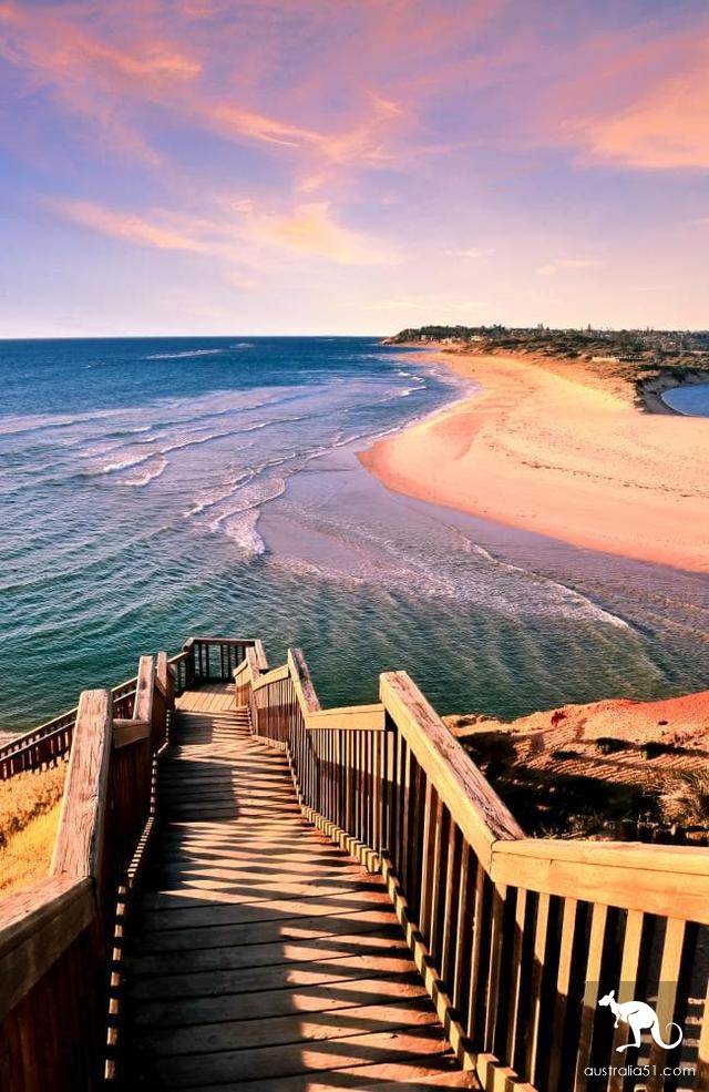 McDonnell Lake, a beautiful two-color lake in South Australia, can't be missed by Ins wind enthusiasts.