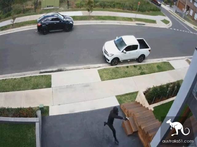 A moment of horror! The Sydney masked suspect rushed to his house, shoot.