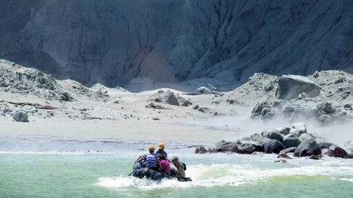 The travel company risked his death and landed on the island? Police: there is no sign of life on the island, and all the missing may have been killed! Enclosed is a list of missing Chinese tourists!