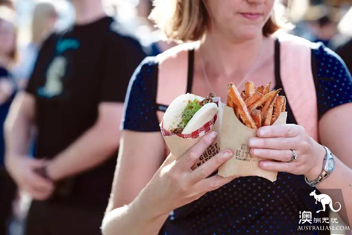 South Melbourne Market, summer night market starts again! Seafood foodie's favorite art bazaa