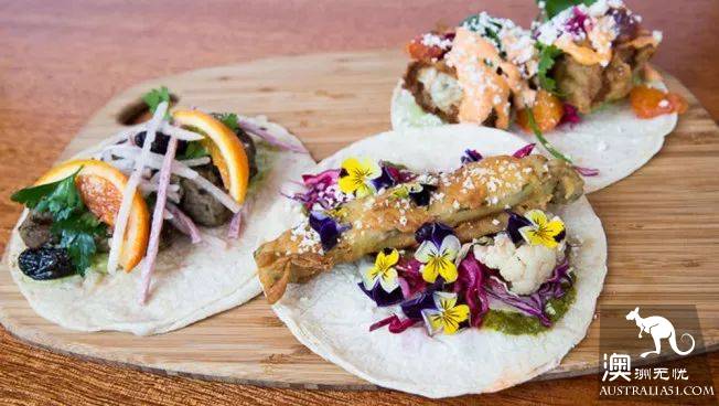South Melbourne Market, summer night market starts again! Seafood foodie's favorite art bazaa