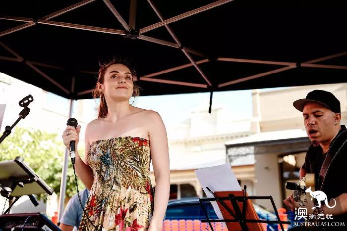South Melbourne Market, summer night market starts again! Seafood foodie's favorite art bazaa