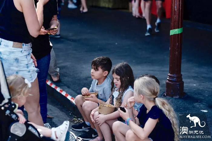 South Melbourne Market, summer night market starts again! Seafood foodie's favorite art bazaa