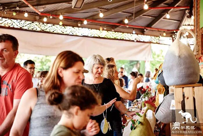 South Melbourne Market, summer night market starts again! Seafood foodie's favorite art bazaa